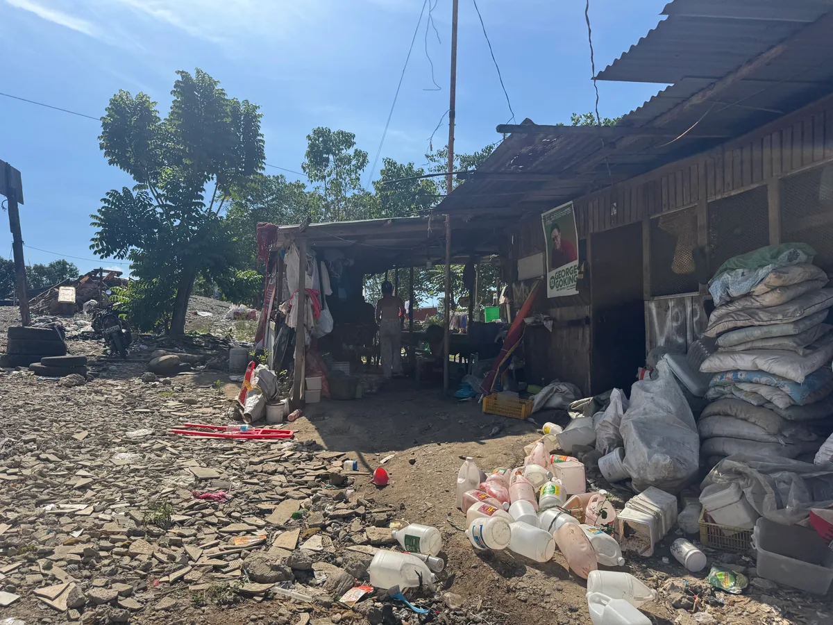 Teilweise leben die Familien mit über zehn Mitgliedern in einer kleinen Hütte. Die Wellblechhütten der Mülldeponie.